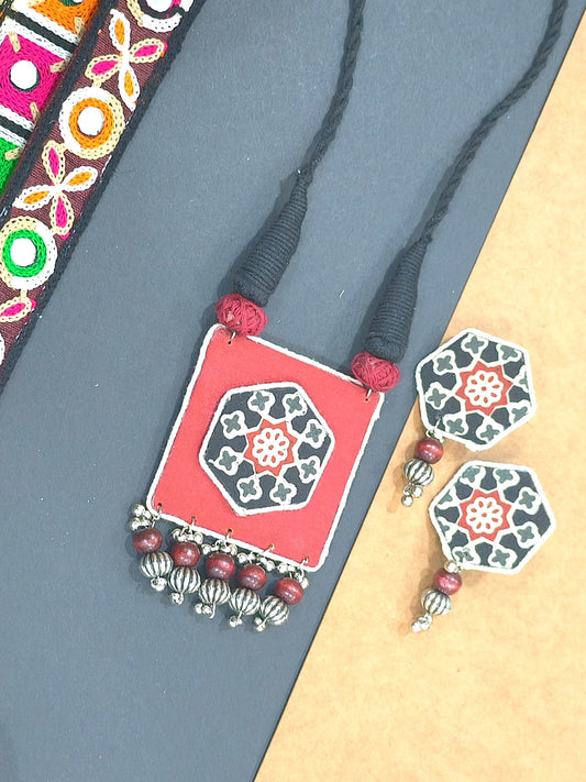GAMTHI 1.0 Ajarak Black & Red Fabric Square Necklace Set